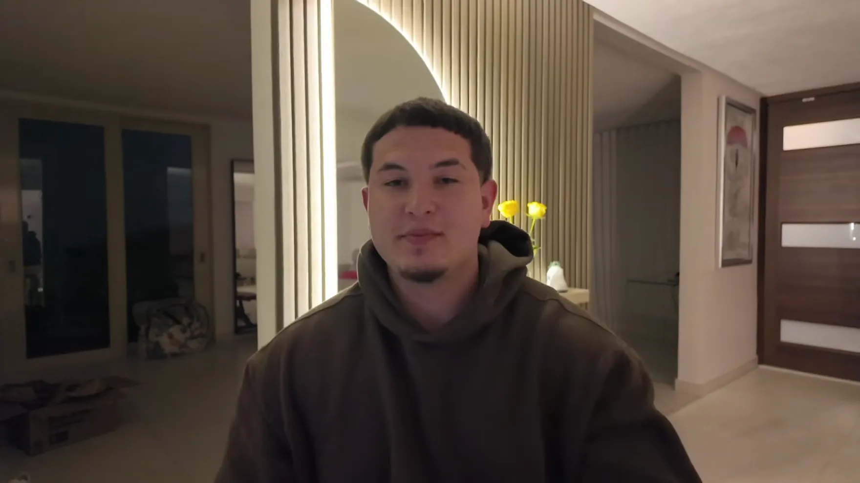 Swagy hablando a cámara en el video